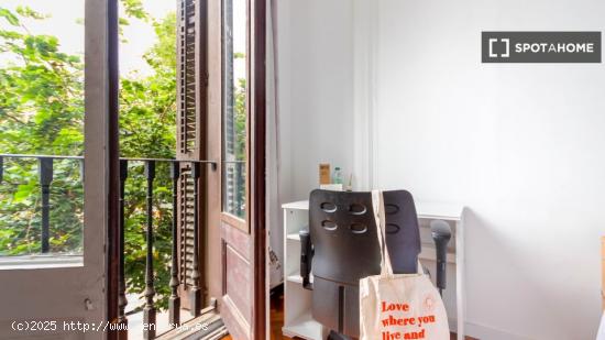 Se alquila habitación en piso compartido en Barcelona - BARCELONA