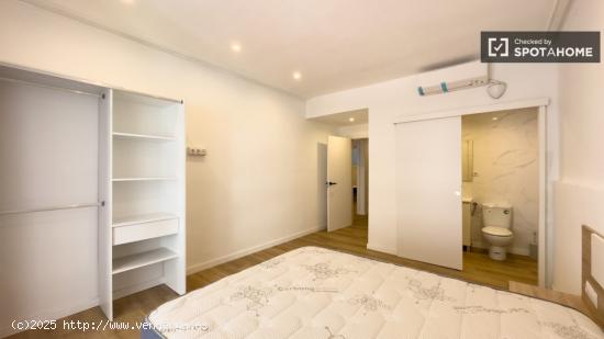 Se alquila habitación en piso de 7 habitaciones en Coliving en Eixample - BARCELONA