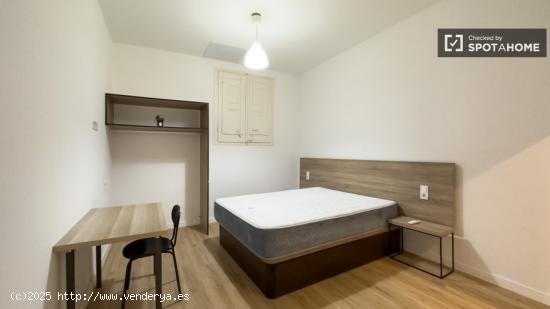 Se alquilan habitaciones en un apartamento de 7 dormitorios en el Eixample - BARCELONA