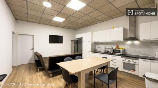 Se alquilan habitaciones en un apartamento de 7 dormitorios en el Eixample - BARCELONA