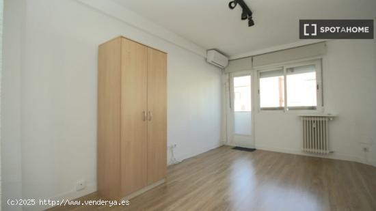 Se alquila habitación en piso compartido en Madrid - MADRID