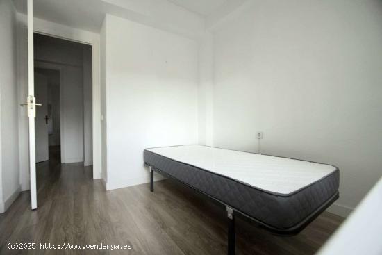  Se alquila habitación en piso compartido en Madrid - MADRID 