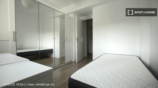 Se alquila habitación en piso compartido en Madrid - MADRID