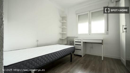 Se alquila habitación en piso compartido en Madrid - MADRID