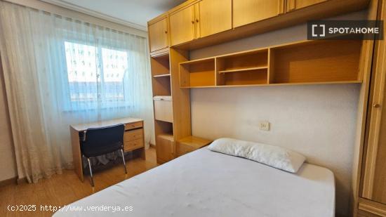 Se alquila habitación en piso compartido en Salamanca - SALAMANCA