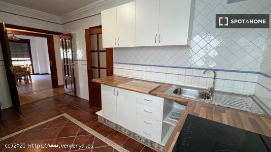 Se alquila habitación en piso compartido en Huelva - HUELVA