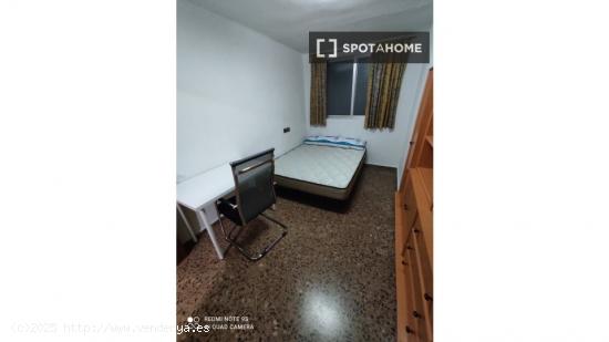 Se alquila habitación en piso compartido en Valencia - VALENCIA