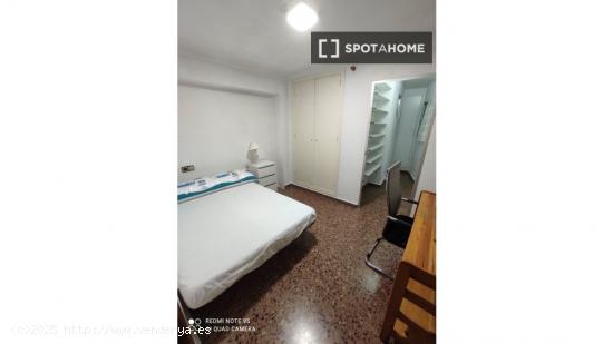 Se alquila habitación en piso compartido en Valencia - VALENCIA