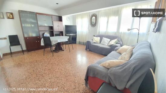 Se alquila habitación en piso compartido en Valencia - VALENCIA