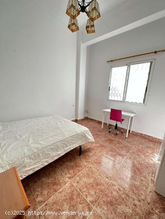  Se alquila habitación en piso compartido en Valencia - VALENCIA 