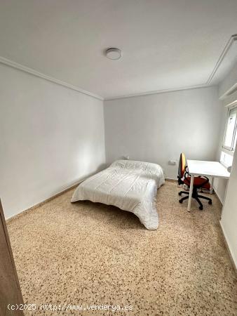  Se alquila habitación en piso compartido en Valencia - VALENCIA 