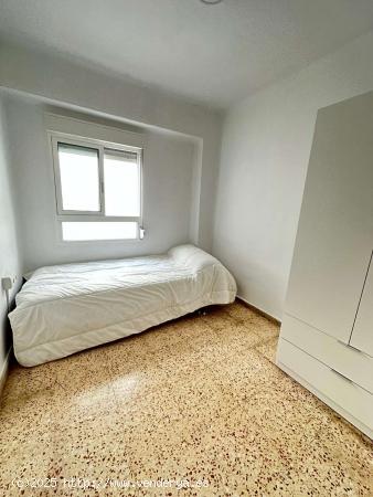  Se alquila habitación en piso compartido en Valencia - VALENCIA 