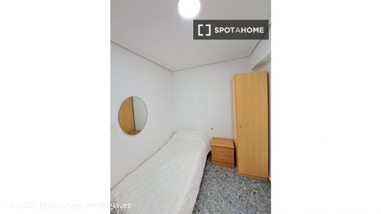 Se alquila habitación en piso compartido en Valencia - VALENCIA