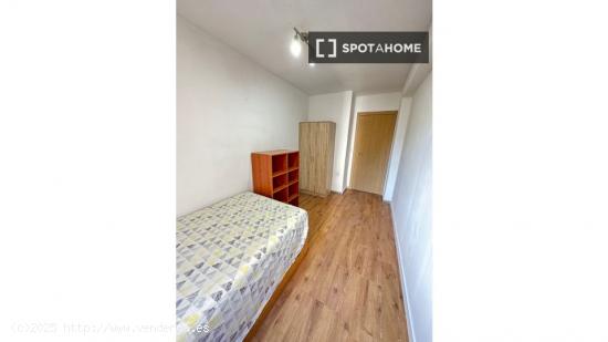 Se alquila habitación en piso compartido en Valencia - VALENCIA