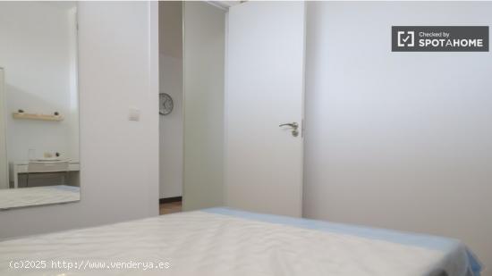 Se alquila habitación en piso de 7 dormitorios en Madrid - MADRID