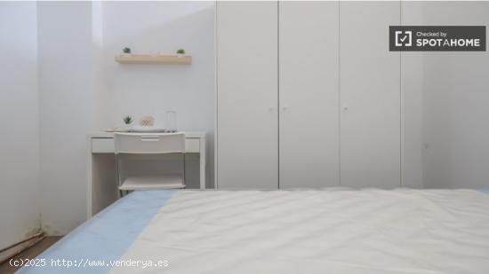 Se alquila habitación en piso de 7 dormitorios en Madrid - MADRID