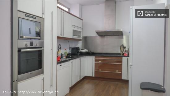 Se alquila habitación en piso de 7 dormitorios en Madrid - MADRID