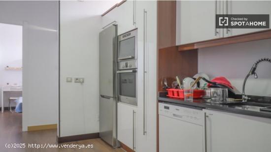 Se alquila habitación en piso de 7 dormitorios en Madrid - MADRID