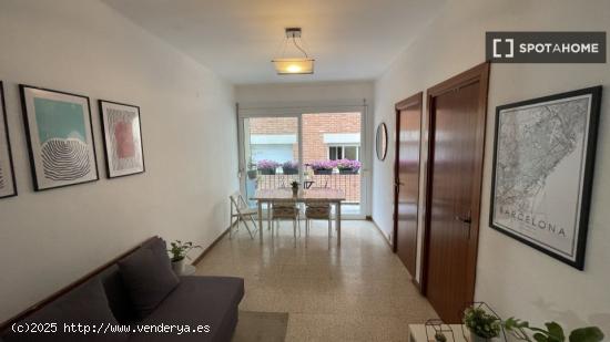 Se alquila habitación en piso de 4 dormitorios en Barcelona - BARCELONA