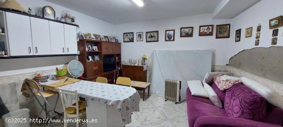 SE VENDE CASA EN EL CENTRO DE CACABELOS - LEON