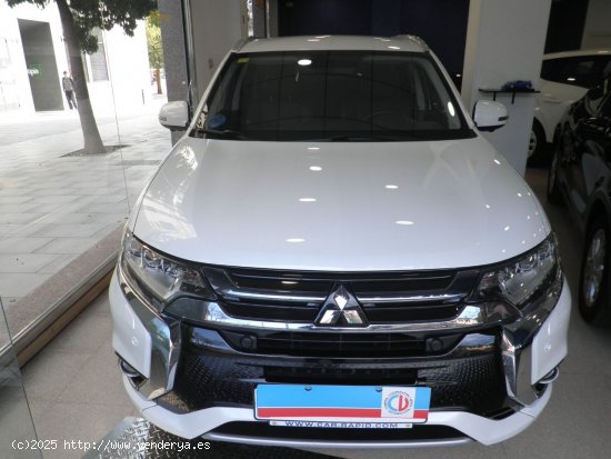 Mitsubishi Outlander PHEV KAITEKI 4WD ETIQ. AMB. AZUL/0 HYBRID ENCHUFABLE - Barcelona