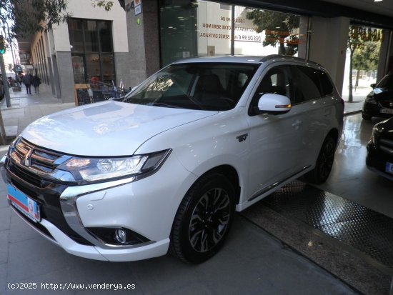 Mitsubishi Outlander PHEV KAITEKI 4WD ETIQ. AMB. AZUL/0 HYBRID ENCHUFABLE - Barcelona