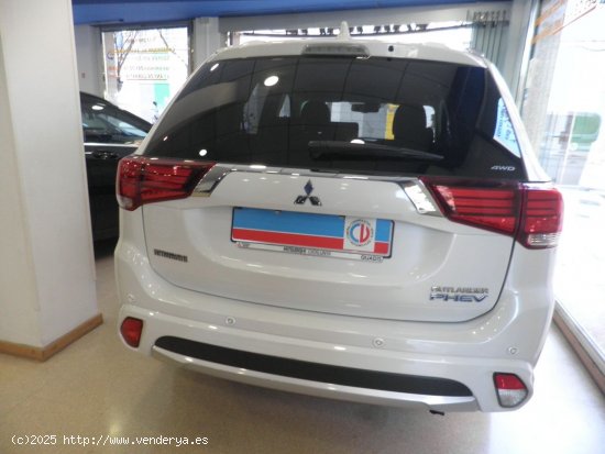 Mitsubishi Outlander PHEV KAITEKI 4WD ETIQ. AMB. AZUL/0 HYBRID ENCHUFABLE - Barcelona