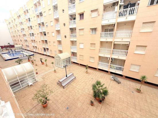  BONITO APARTAMENTO CENTRICO CON PISCINA COMUNITARIA Y PLAZA DE GARAJE - ALICANTE 