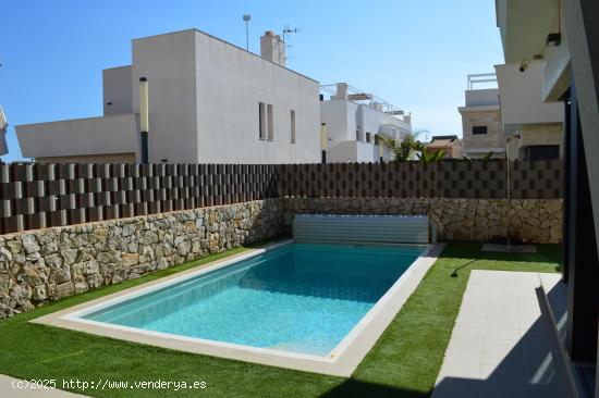  CHALET DE 3 DORMITORIOS CON PISCINA PRIVADA Y A 150M DEL MAR - ZONA LAS HIGUERICAS - - ALICANTE 