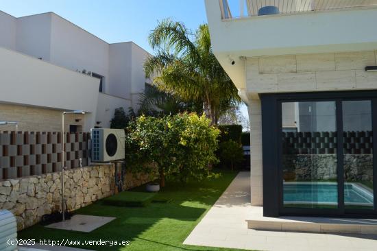 CHALET DE 3 DORMITORIOS CON PISCINA PRIVADA Y A 150M DEL MAR - ZONA LAS HIGUERICAS - - ALICANTE