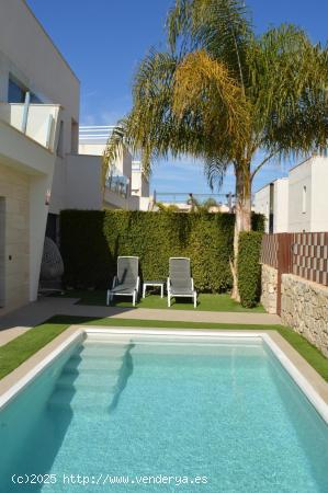 CHALET DE 3 DORMITORIOS CON PISCINA PRIVADA Y A 150M DEL MAR - ZONA LAS HIGUERICAS - - ALICANTE