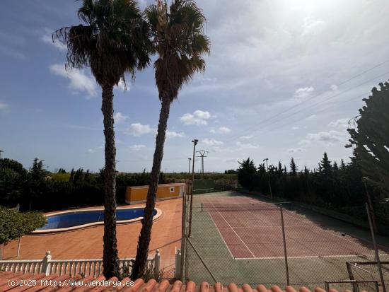 CHALET EN PERLETA CON PISCINA, PISTA DE TENIS, BARBACOA Y JACUZZI. - ALICANTE