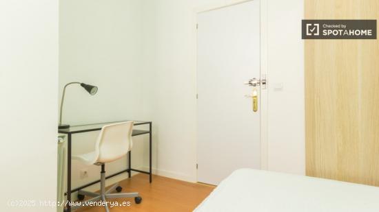 Relajante habitación con escritorio en piso compartido, Latina - MADRID