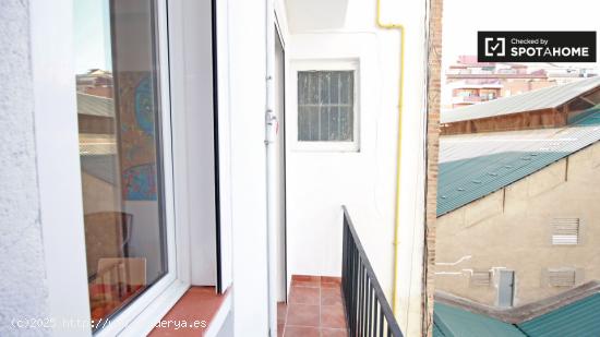 apartamento acogedor, luminoso y soleado en alquiler en Sant Antoni, en el centro de Barcelona - BAR