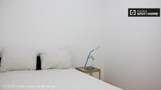 Habitación limpia en alquiler en el apartamento de 3 dormitorios en El Raval - BARCELONA