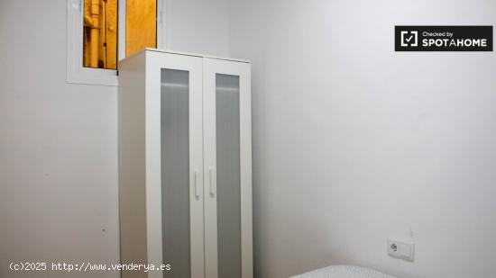 Habitación limpia en alquiler en el apartamento de 3 dormitorios en El Raval - BARCELONA