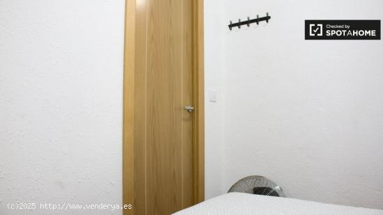 Se alquila habitación ordenada en un apartamento de 3 dormitorios en El Raval - BARCELONA