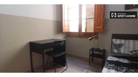 Habitación amueblada en apartamento de 3 dormitorios en El Raval, Barcelona - BARCELONA