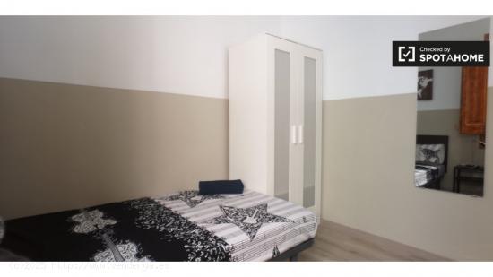 Habitación amueblada en apartamento de 3 dormitorios en El Raval, Barcelona - BARCELONA