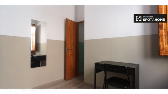 Habitación amueblada en apartamento de 3 dormitorios en El Raval, Barcelona - BARCELONA