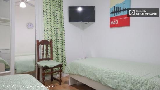 Se alquila habitación en apartamento de 2 dormitorios en Lavapiés - MADRID