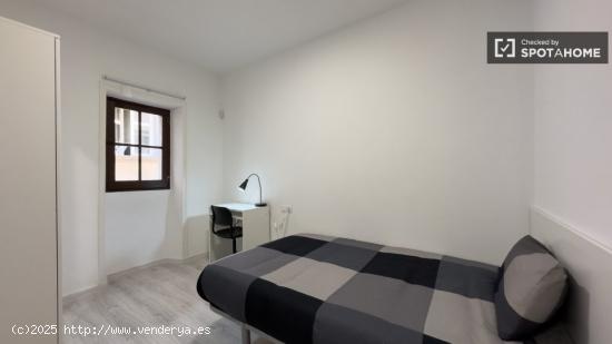 Se alquila habitación en apartamento de 3 dormitorios en Barcelona - BARCELONA