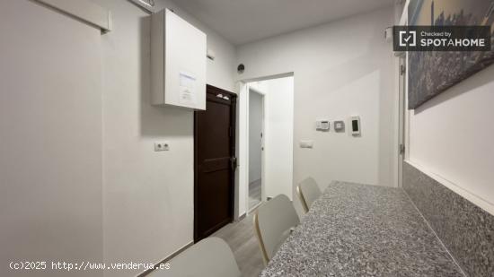 Se alquila habitación en apartamento de 3 dormitorios en Barcelona - BARCELONA