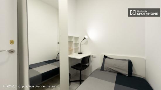 Se alquila habitación en apartamento de 3 dormitorios en Barcelona - BARCELONA