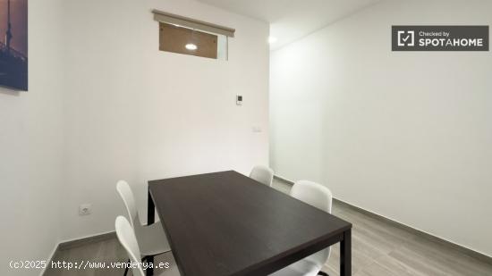 Se alquila habitación en apartamento de 3 dormitorios en Barcelona - BARCELONA