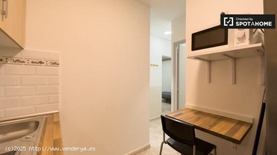 Habitación en piso compartido en barcelona. - BARCELONA