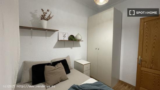 Habitaciones para alquilar en apartamento de 3 dormitorios en Gràcia - BARCELONA