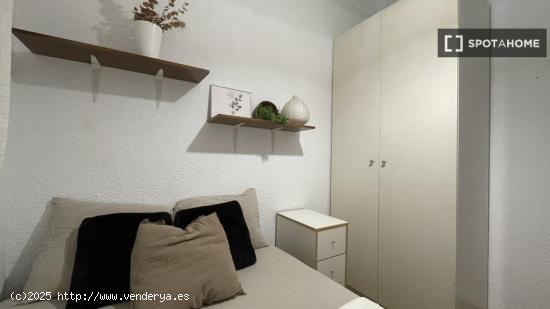 Habitaciones para alquilar en apartamento de 3 dormitorios en Gràcia - BARCELONA