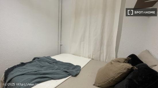 Habitaciones para alquilar en apartamento de 3 dormitorios en Gràcia - BARCELONA