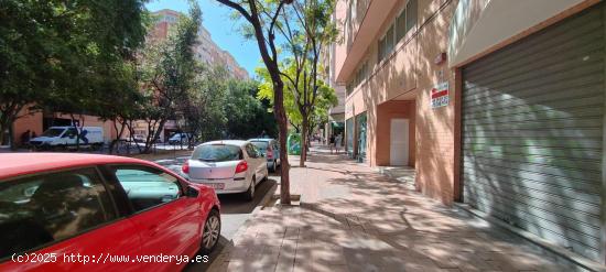 SE ALQUILA LOCAL /  MUY BUENA ZONA / JUNTO AL HOSPITAL - Ref. J369 - ALICANTE